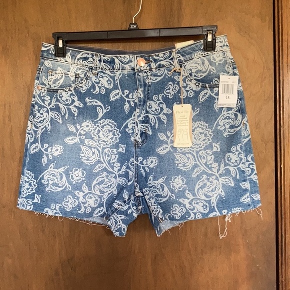 Sale ended - On Sale - New with Tag Shorts in my closet - - Picture 4 of 17